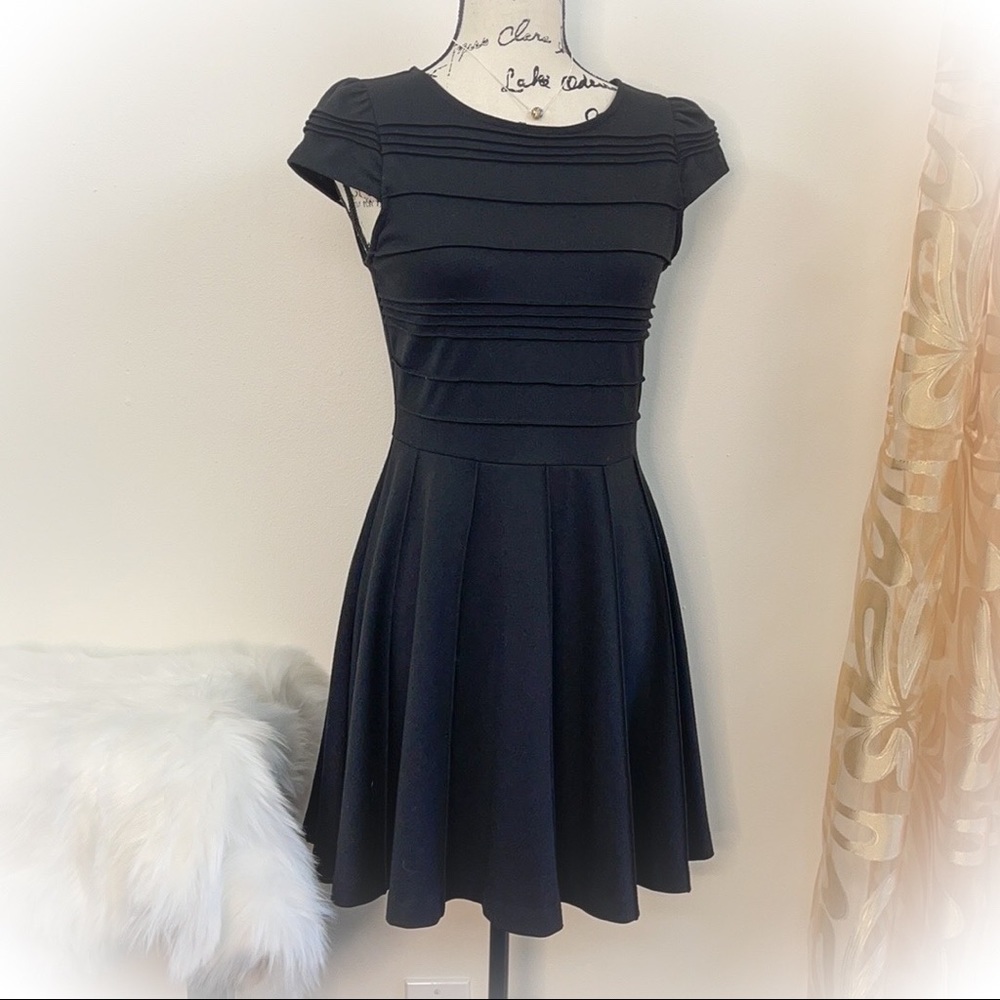 💕Beautiful Black Elle Dress cap sleeves💕 - Picture 6 of 12